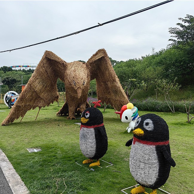 仿真企鹅造型 稻草雕塑 形象逼真